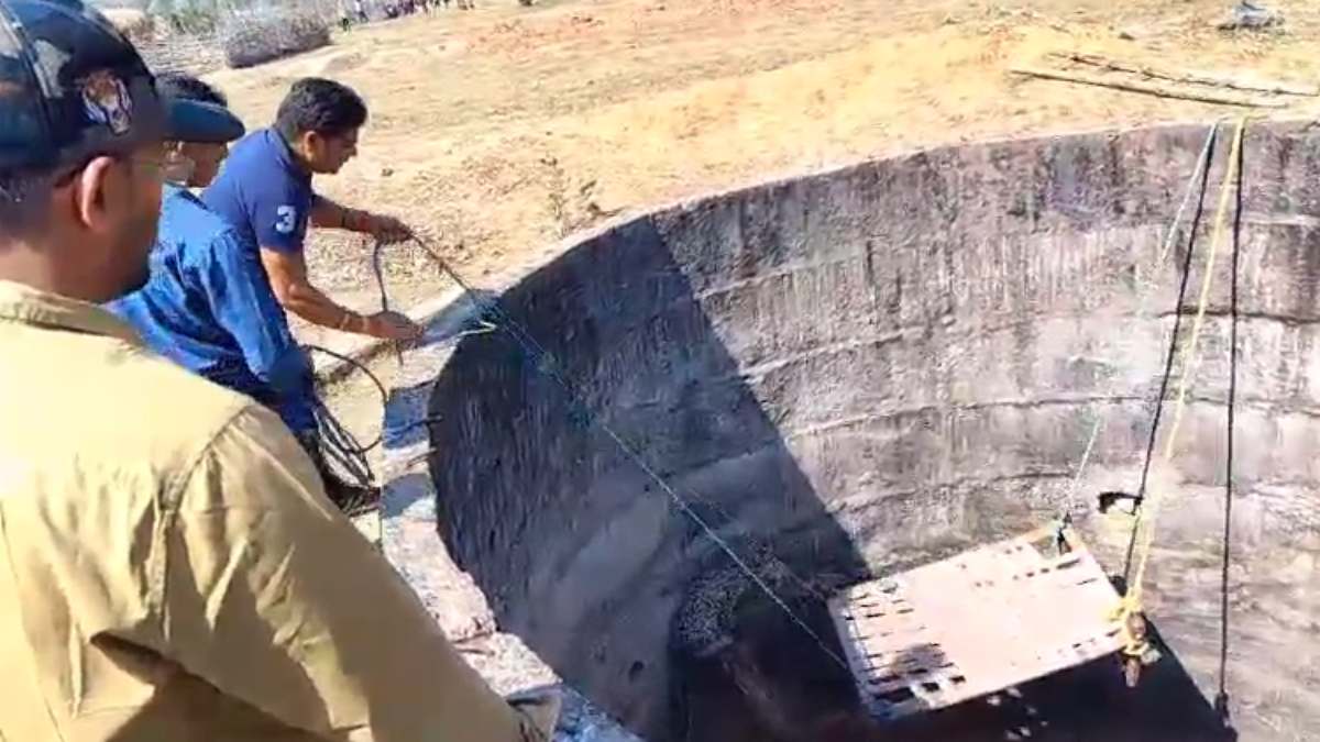 कुएं में गिरा तेंदुआ: वन विभाग की टीम ने किया रेस्क्यू, देखें Video