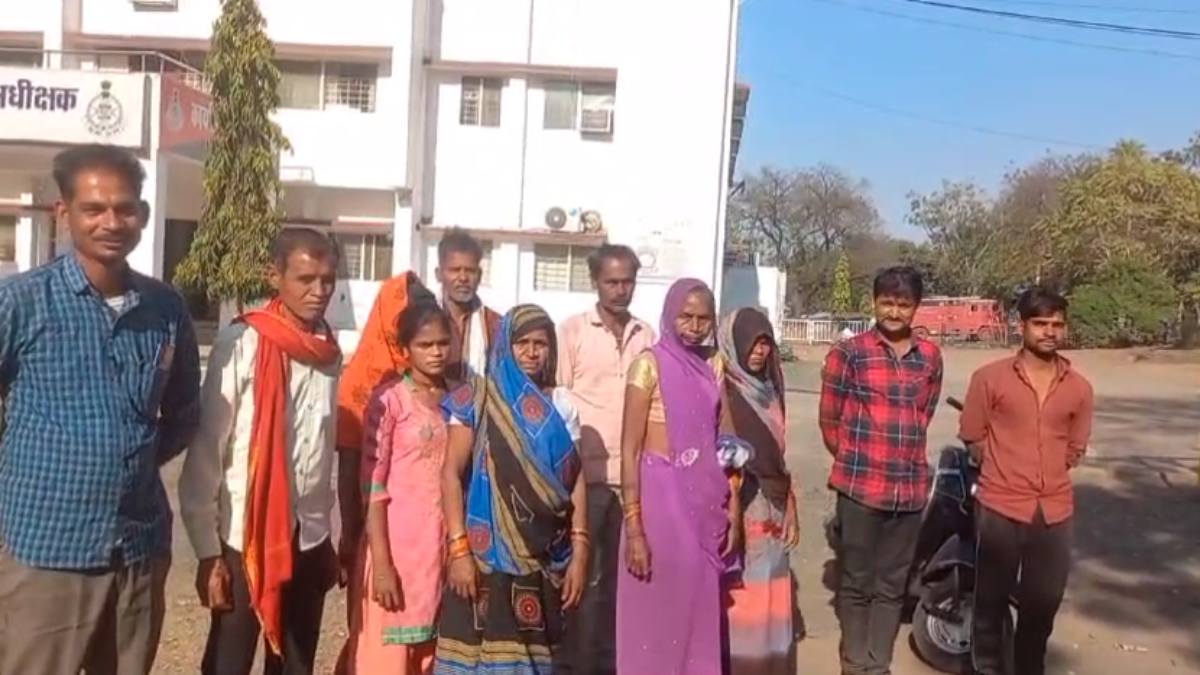 पुलिसकर्मी की गुंडई: ग्रामीणों से करता था बेवजह मारपीट, परेशान लोगों ने SP ऑफिस पहुंचकर लगाई न्याय की गुहार