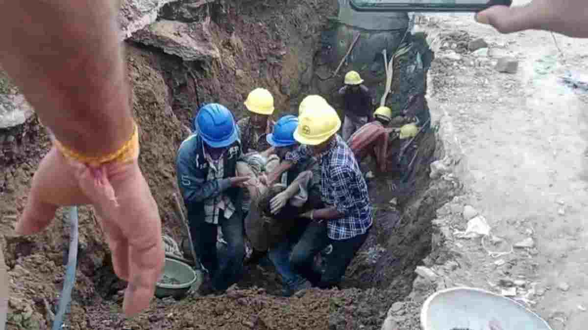 सीवरेज कार्य के दौरान मिट्टी धंसने से चार श्रमिक दबे, दो की मौत, दो घायल