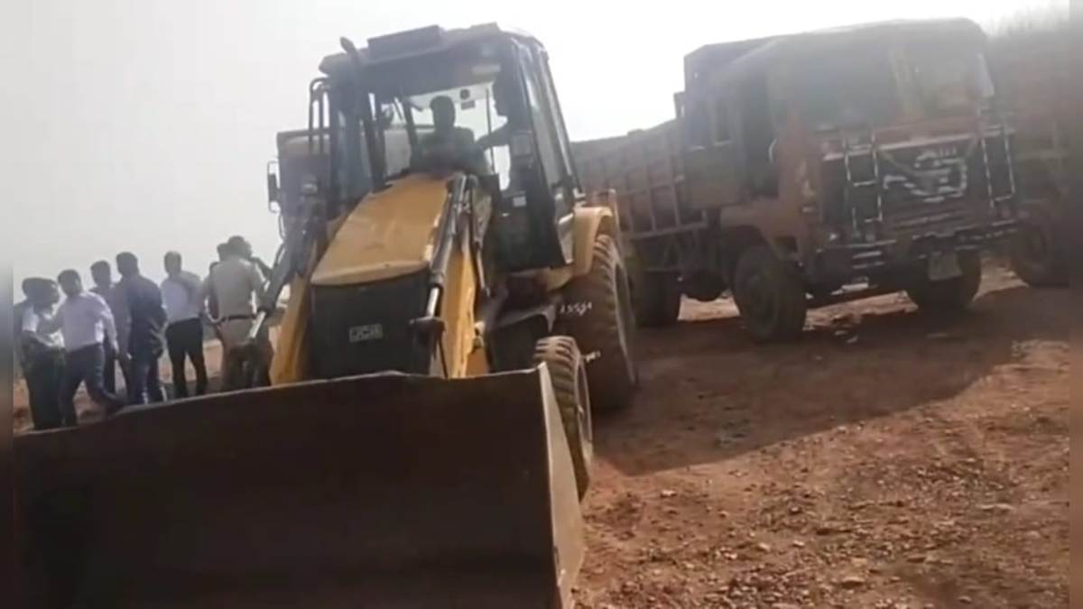 अवैध खनन पर कार्रवाई: माइनिंग अधिकारियों की दबिश से मचा हड़कंप, जेसीबी और ट्रैक्टर छोड़कर भागे माफिया