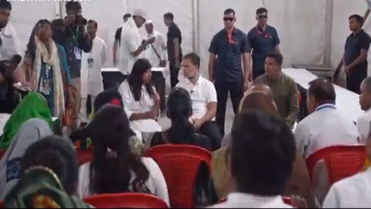 हरदा ब्लास्ट पीड़ितों से मिले राहुल गांधी: पीसीसी चीफ से पूछे सवाल, कहा- क्या कर रहे हैं इस मामले में