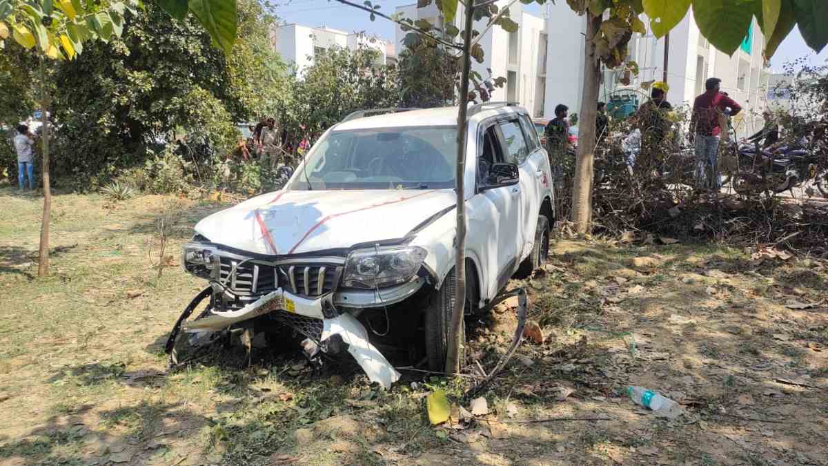 बड़ा हादसा टला: कार अनियंत्रित होकर ग्राउंड में घुसी, मौके से भागा ड्राइवर, नहीं हुई कोई जनहानि