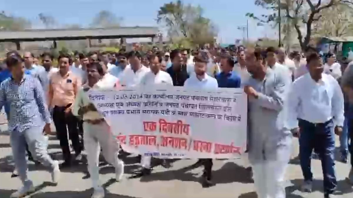 नेता जी ने इंजीनियर की कर दी पिटाई: हड़ताल पर अधिकारी-कर्मचारी, बोले- सिर्फ गिरफ्तारी नहीं जनपद अध्यक्ष को पद से भी हटाया जाए