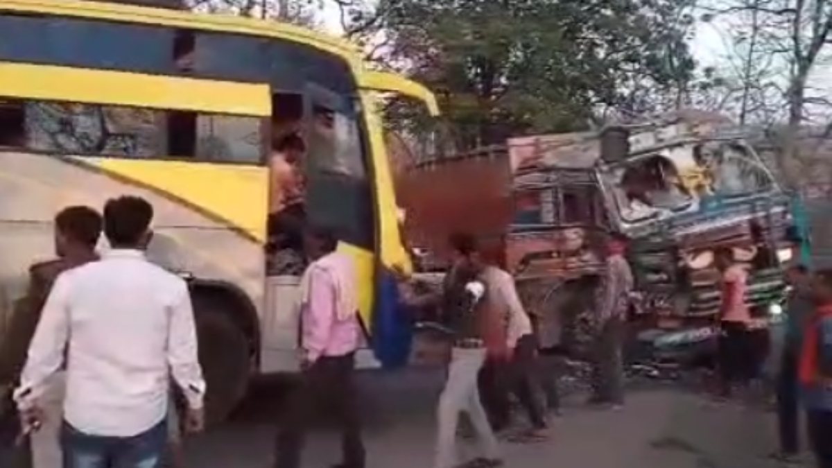 बस और रेत से भरे ट्रक के बीच जोरदार भिड़ंत: आधा दर्जन यात्री घायल, दो की हालत गंभीर, अस्पताल में भर्ती