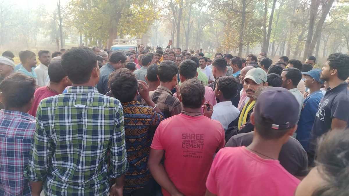 लगातार बिजली गुल से परेशान ग्रामीण हुए लामबंद, जमकर किया हंगामा, तय हुआ कटौती का समय