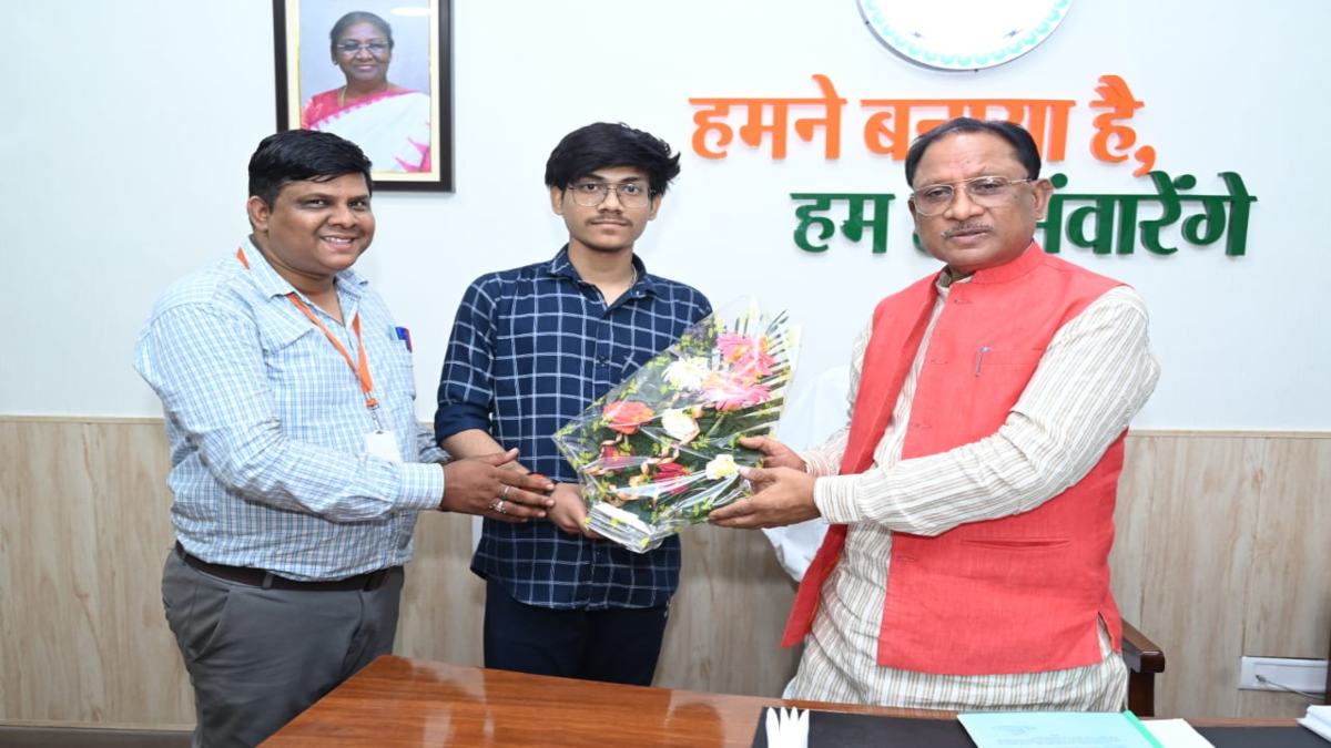 CG के बाल वैज्ञानिक पियूष ने सीएम साय से की मुलाकात, साय ने जल्द ही प्रधानमंत्री से मिलाने का दिया भरोसा