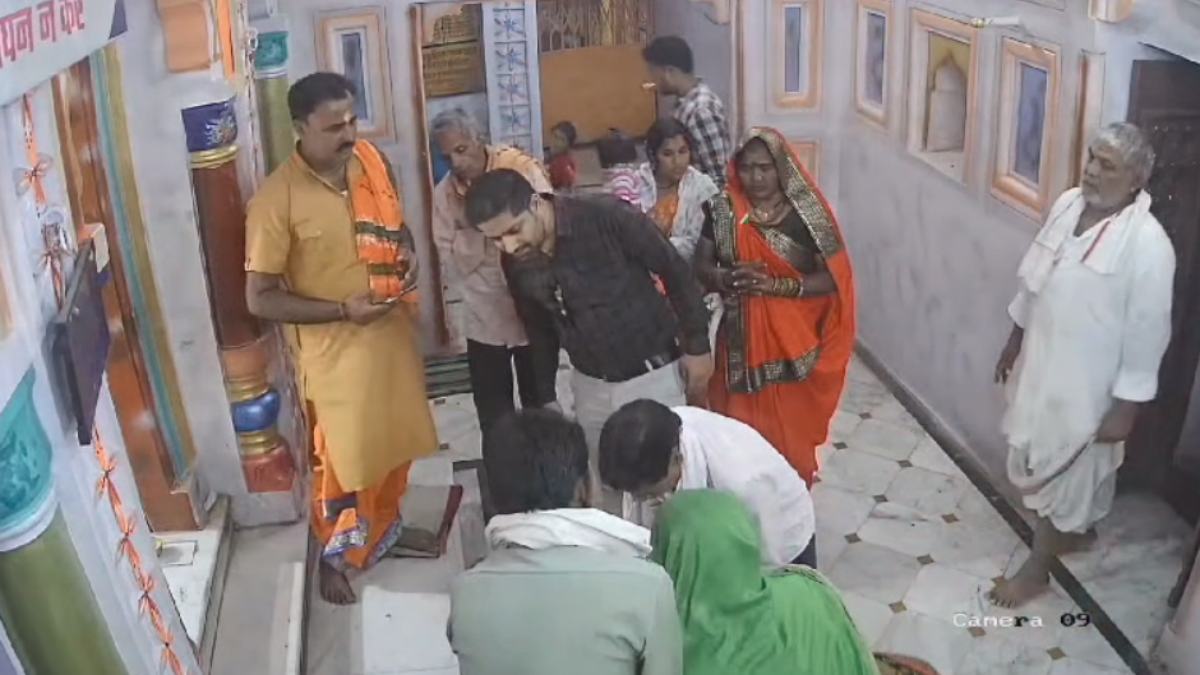 भोलेनाथ की चौखट पर माथा टेकते ही महिला ने त्यागे प्राण, देखें मौत का Live Video