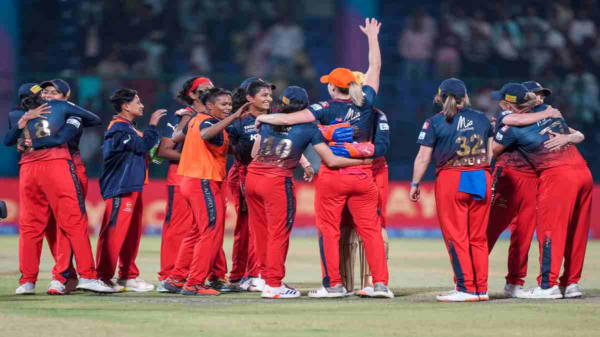 WPL 2024: डिफेंडिंग चैम्पियन मुंबई इंडियंस को हराकर फाइनल में पहुंची रॉयल चैलेंजर्स बैंगलोर, अब रविवार को दिल्ली कैपिटल्स से होगी खिताबी भिड़ंत