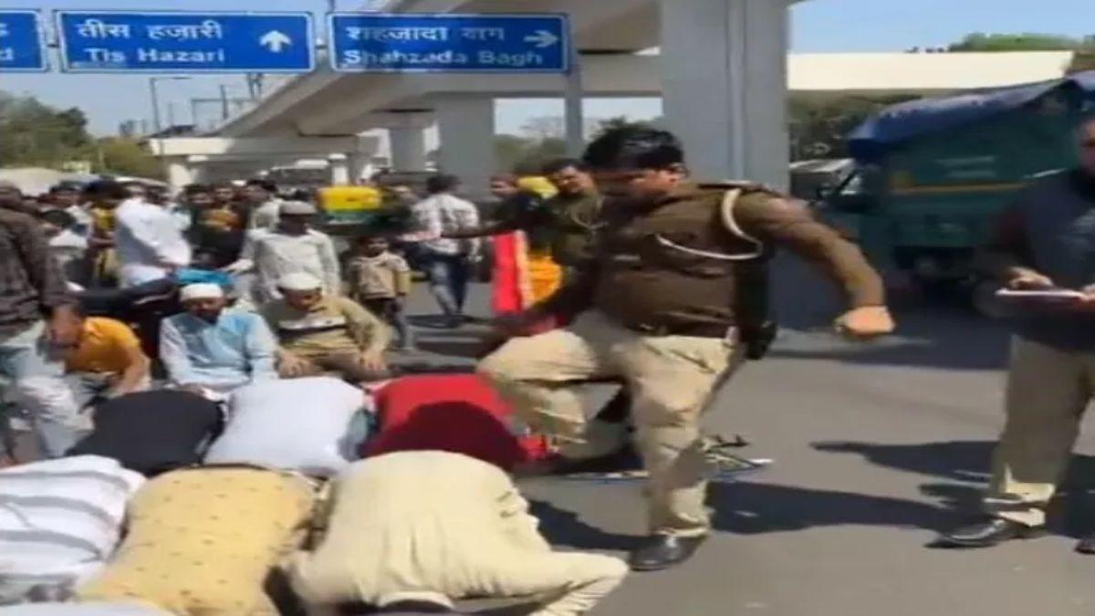 बुरा फंसा नमाजियों को लात मारने वाला सब-इंस्पेक्टर,  कोर्ट ने मांगी रिपोर्ट