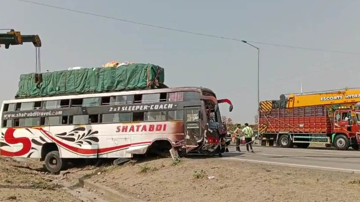 बड़ा हादसा टला: टायर फटने से अनियंत्रित होकर सड़क से नीचे उतरी बस, यात्रियों में मची चीख-पुकार