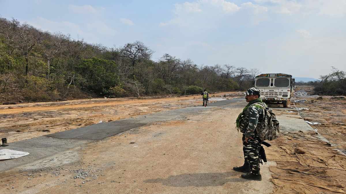 CG NEWS : पहाड़ों में बसे जनजातियों के गांव तक सुरक्षा के साये में पहुंची सड़क, 15 साल में 24 बार हो चुका था टेंडर