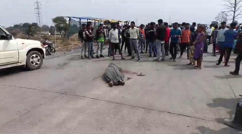 CG ACCIDENT BREAKING : तेज रफ्तार ट्रेलर ने पहले कार को मारी ठोकर, फिर बाइक सवार को रौंदा, एक की मौके पर मौत