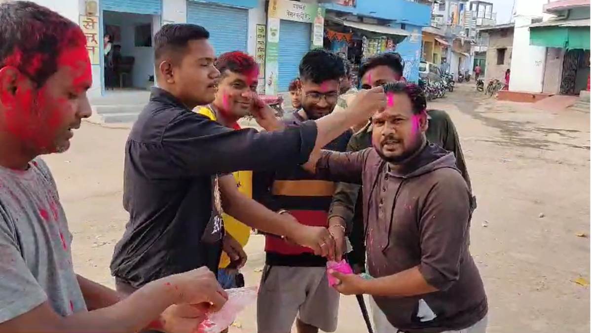 Holi Special : छत्तीसगढ़ का एक अनोखा गांव जहां हफ्तेभर पहले ही मना ली गई होली, तिथि पर त्योहार मनाने से होती है अनहोनी