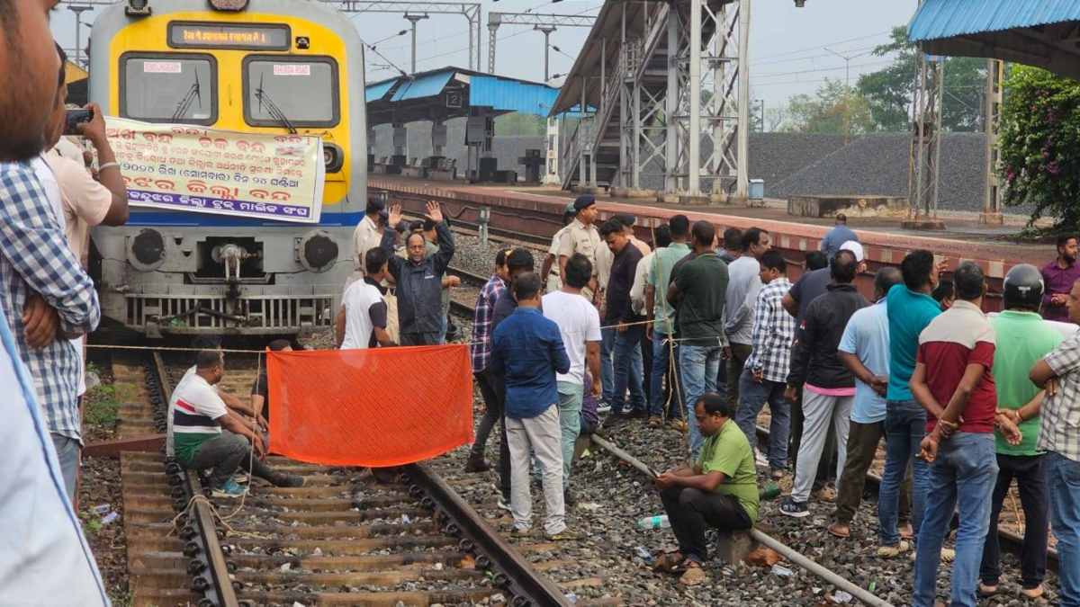 क्योंझर में ट्रक मालिकों ने किया बंद का ऐलान, ट्रेन भी रोकी, रेलवे परियोजना के खिलाफ कर रहे प्रदर्शन