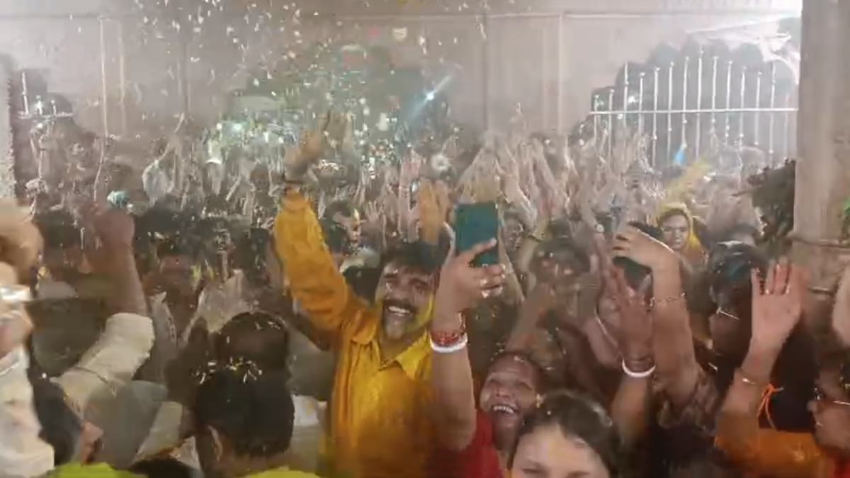 फाग महोत्सव के रंग: भगवान को लगाया गया सुगंधित गुलाल, फिर ढोलक की थाप पर जमकर थिरके श्रद्धालु