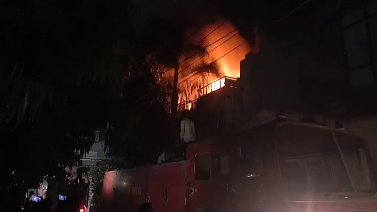 मकान की तीसरी मंजिल में लगी भीषण आग: फायर ब्रिगेड की टीम कर रही आग पर काबू पाने की कोशिश, SDM भी मौके पर मौजूद