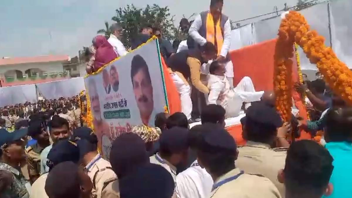 CM के रथ पर चढ़ते वक्त फिसला बीजेपी विधायक का पैर, नीचे गिरने से बाल-बाल बचे, देखें Video