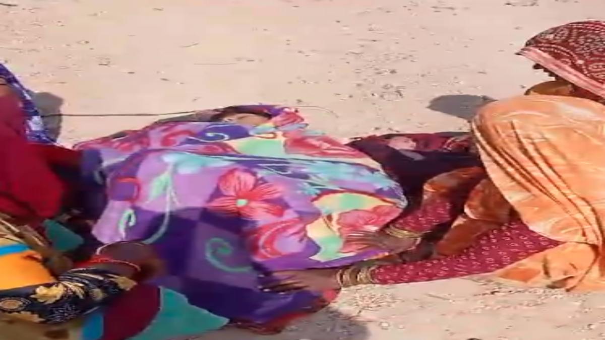 बीच सड़क महिला ने दिया बच्चे को जन्म: परिजन दो घंटे तक करते रहे जननी एक्सप्रेस का इंतजार, ड्राइवर बोला- टाइम नहीं है