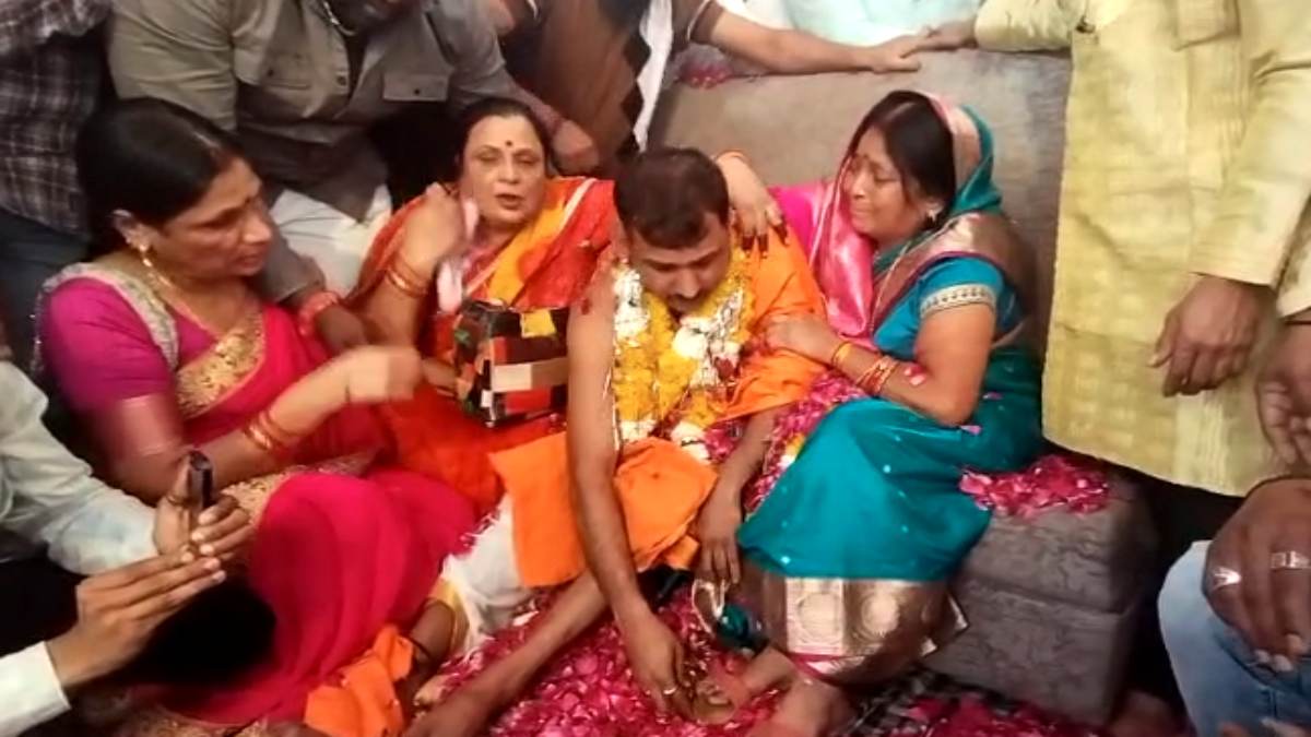 कलयुग के श्रवण कुमार: बेटे ने मां को दिया अनोखा उपहार, जांघ की चमड़ी से बनवाई पैरों के लिए चरण पादुका