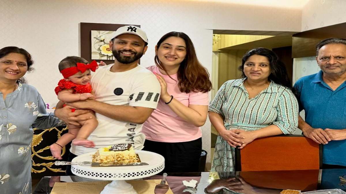 Rahul Vaidya और Disha Parmar ने छठे महीने में सेलिब्रेट किया बेटी का जन्मदिन, शेयर किया फोटो …