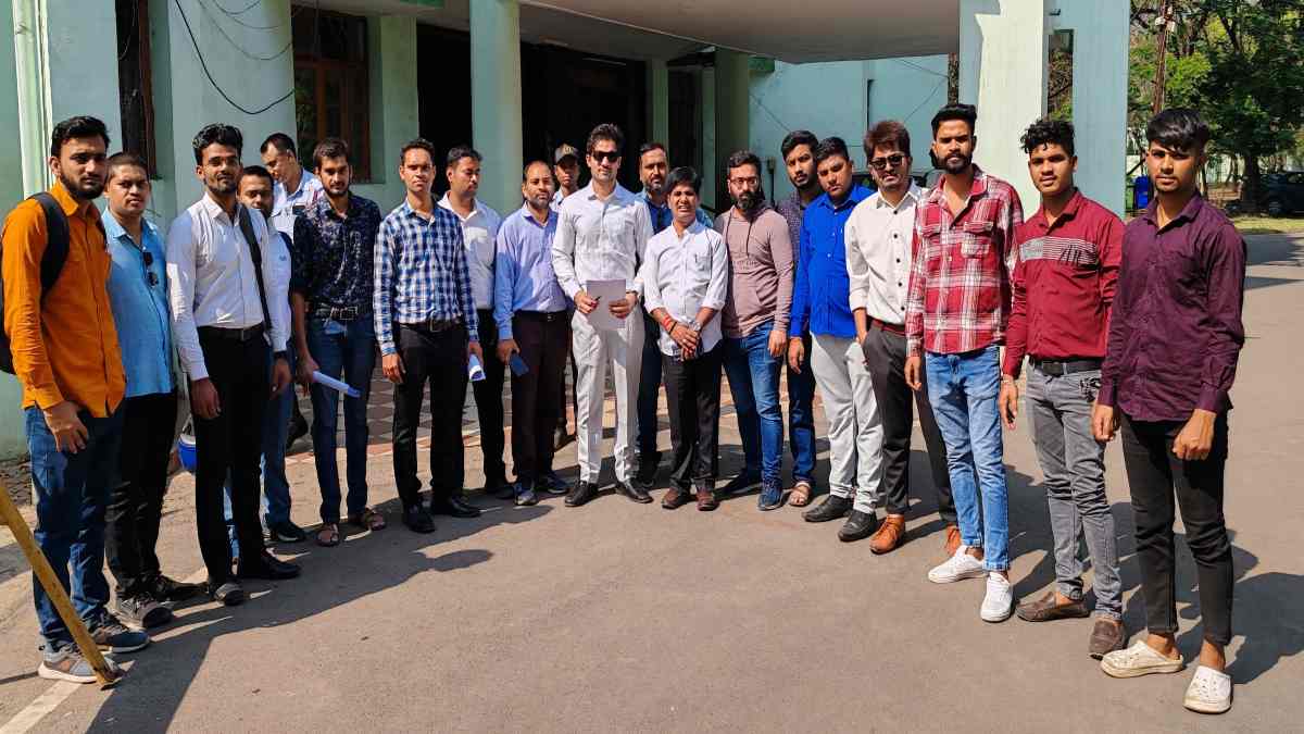 रिजल्ट से रविशंकर यूनिवर्सिटी के छात्र असंतुष्ट, रजिस्ट्रार से की शिकायत, कहा – उत्तरपुस्तिकाओं की निम्न स्तर की हुई चेकिंग, मेधावी छात्र भी हो गए हैं फेल