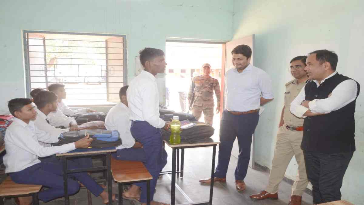 कलेक्टर-एसपी ने देखी मतदान केंद्र की व्यवस्था, बच्चों को भी पढ़ाया