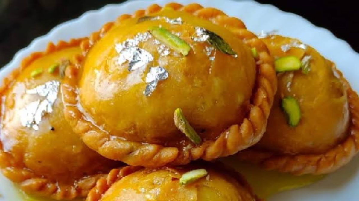 होली पर बनाएं शाही चंद्रकला गुझिया, खाने वाला हर कोई पूछेगा इसकी रेसिपी …