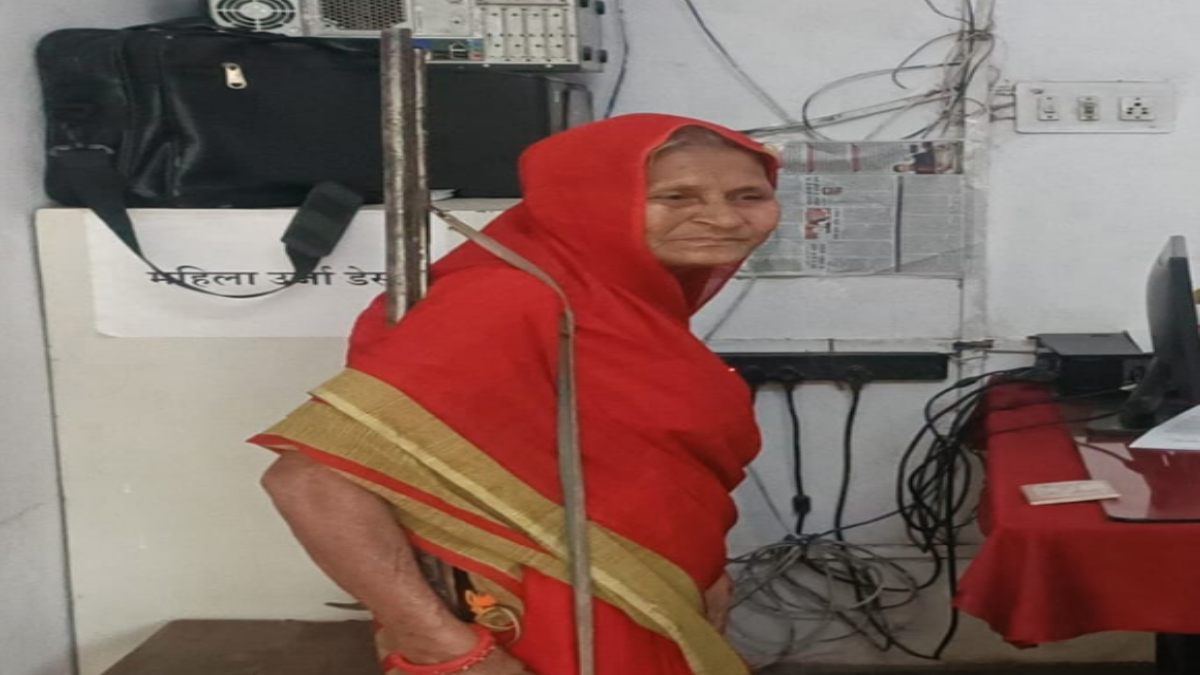 Gun वाली दादी: कंधे पर बंदूक टांग अचानक थाने पहुंची 70 साल की बुजुर्ग, सब रह गए हैरान…