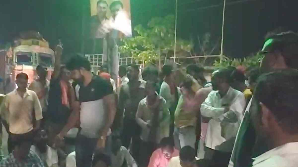 BJP कार्यकर्ता सम्मेलन के दौरान विवाद, साहू समाज को गाली देने का आरोप, सड़क पर बैठे समाज के लोग, जमकर की नारेबाजी, देखें वीडियो…