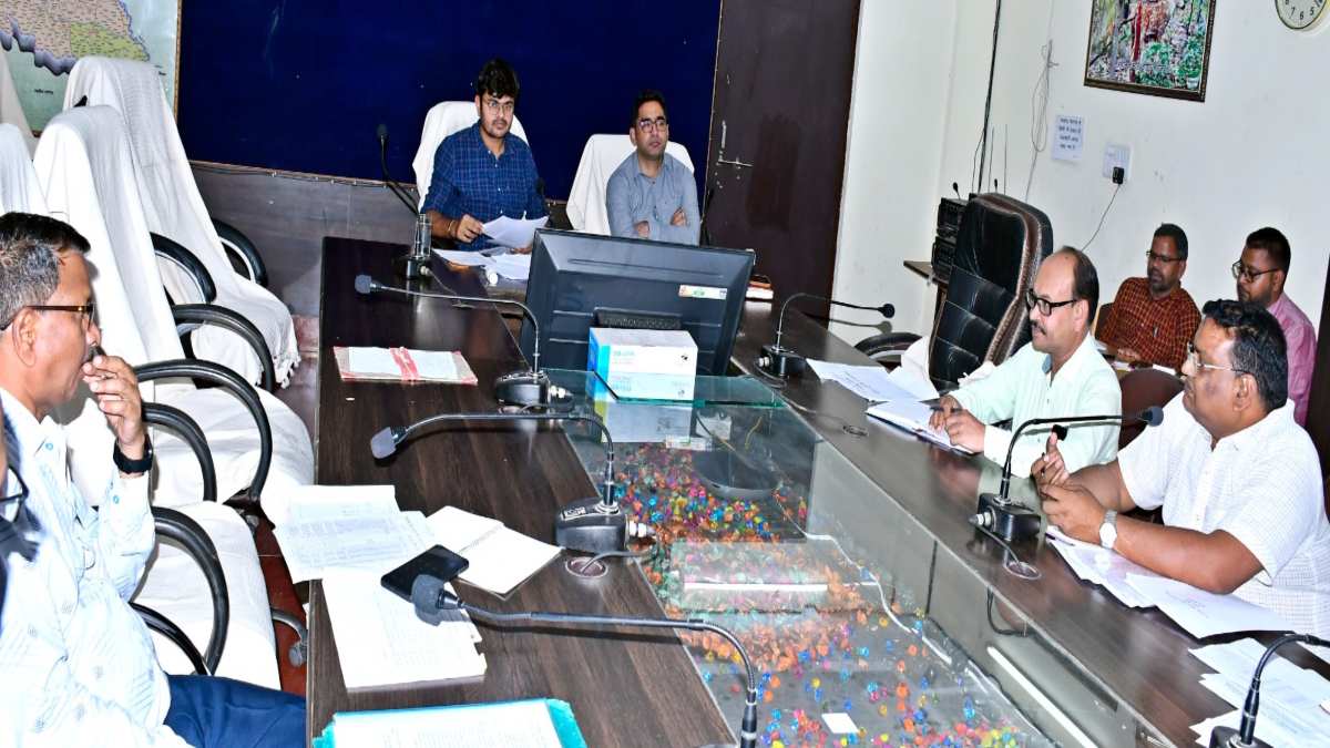 एक्शन में कलेक्टर : शिक्षा विभाग की मैराथन बैठक में अधिकारियों को जमकर फटकार, डीएमसी को शोकॉज नोटिस जारी