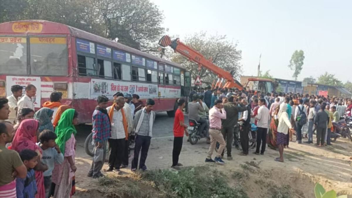 तेज रफ्तार बस ने साइकिल सवार छात्रों को लिया चपेट में, फिर जा गिरी खाई में, तीनों स्टूडेंट की मौत