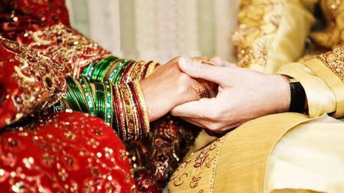 प्रेमिका से मिलने उसके घर पहुंचा प्रेमी, परिजनों ने मौके पर पकड़ा और करा दी शादी