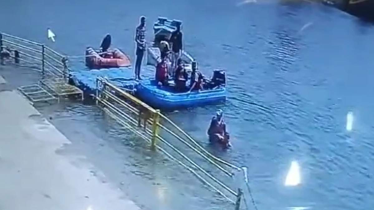 बोट संचालक ने बचाई जान: नदी में नहाते समय डूब रहा था 10 साल का मासूम, घटना का Video आया सामने