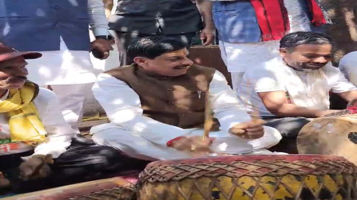 मुख्यमंत्री का नया रंग-ढंग: आदिवासी बंधुओं के साथ CM मोहन ने बजाया नगाड़ा, देखें Video
