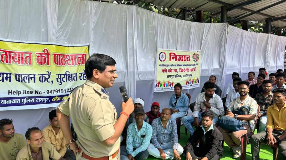 रायपुर यातायात पुलिस की अनोखी पहल : चौक-चौराहों पर लगाई जा रही “यातायात की पाठशाला”, उल्लंघनकर्ता वाहन चालकों को दी जा रही हिदायत