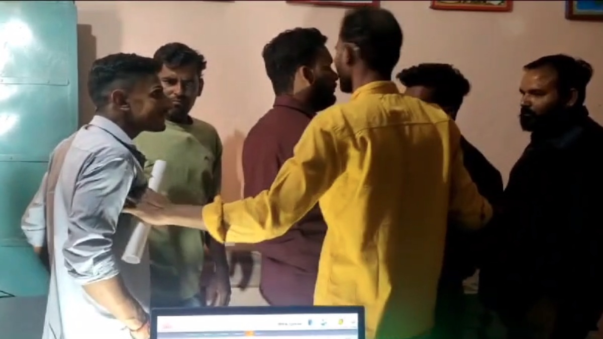 ऑफिस में जमकर चले लात-घूंसे: आधार कार्ड की ज्यादा फीस को लेकर हुआ विवाद, वीडियो वायरल