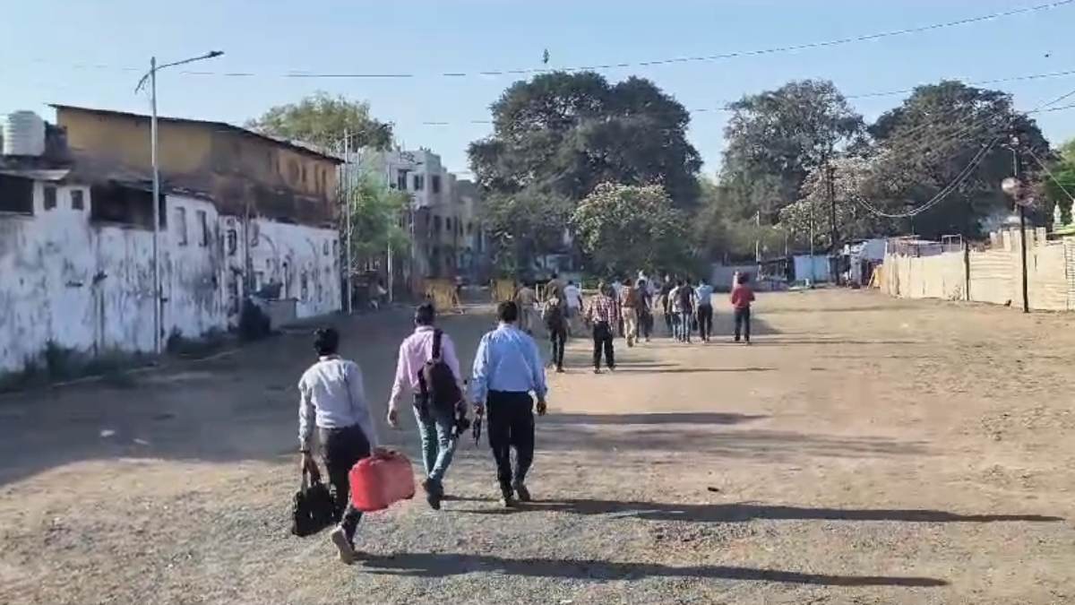 Dhar Bhojshala Survey: तकनीकी उपकरणों के साथ भोजशाला पहुंची ASI की टीम, आज मुस्लिम पक्ष के अब्दुल समद भी रहेंगे मौजूद