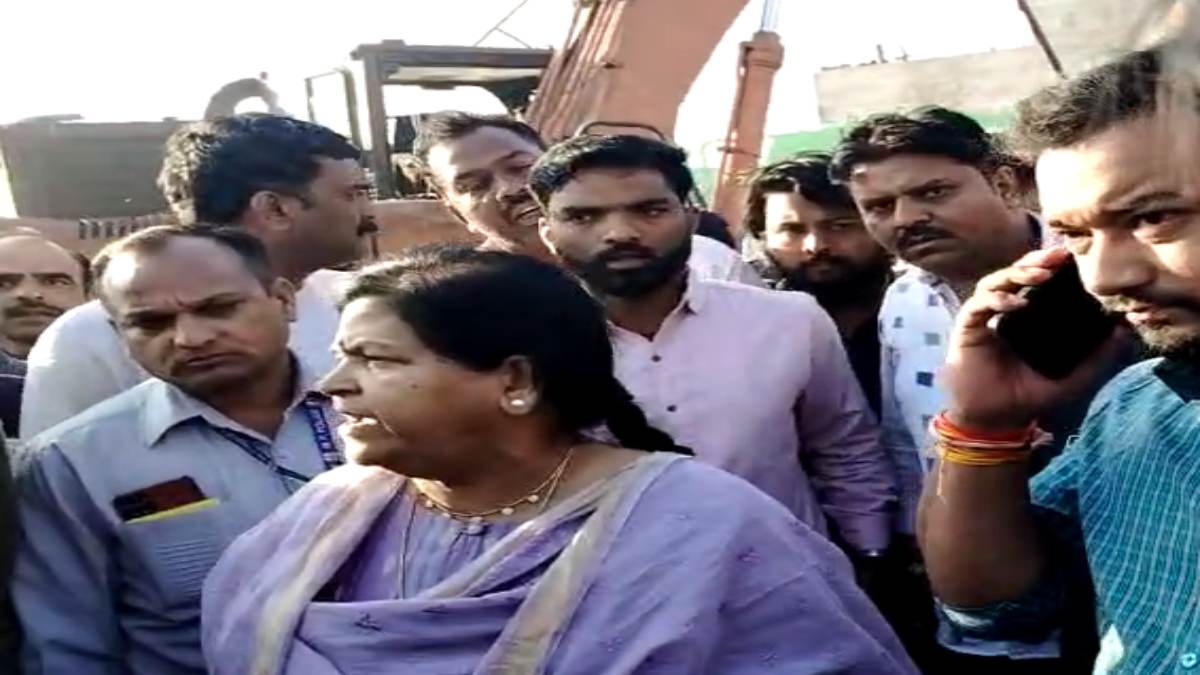 विधायक ने दी अधिकारी को धमकी: कहा- ‘नहीं गए तो मरोगे’, अवैध निर्माण हटाने पहुंचा था नगर निगम अमला, रहवासियों ने मचाया हंगामा