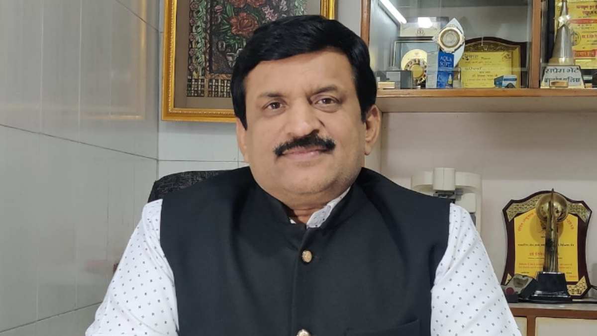 होली पर नि:शुल्क परामर्श-इलाज के लिए उपलब्ध रहेंगे नेत्र विशेषज्ञ, डॉ. दिनेश मिश्र ने कहा – सूखे रंग और गुलाल से आंखों को बचाएं