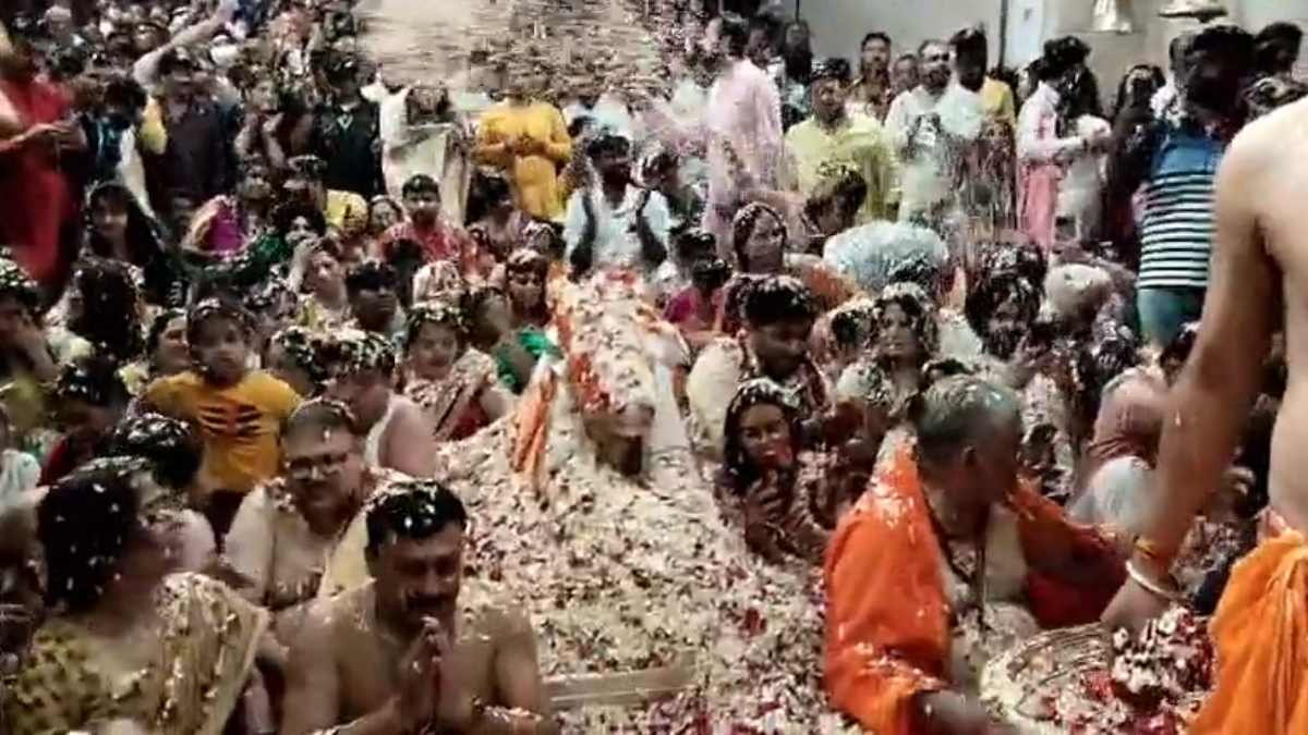 Video; महाकाल के दरबार में हुई फूलों की बारिश: बड़ी संख्या में श्रद्धालु रहे मौजूद, आज मंदिर प्रांगण में होगा होलिका दहन