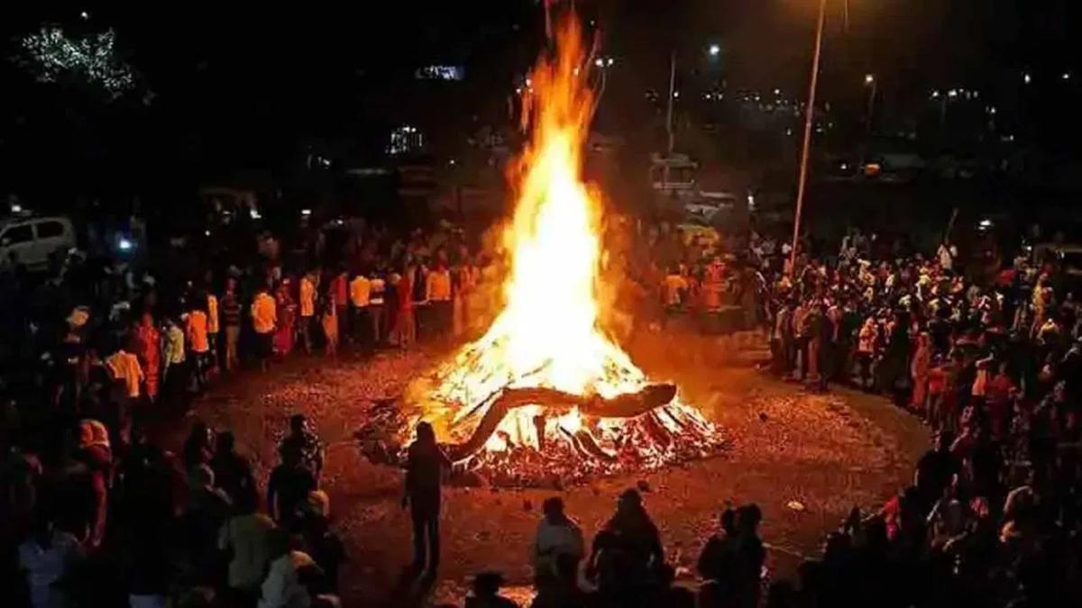 Holika Dahan 2024 Shubh Muhurat : होलिका दहन की रात भद्रा का साया, शुभ मुहूर्त में जलाएं होली