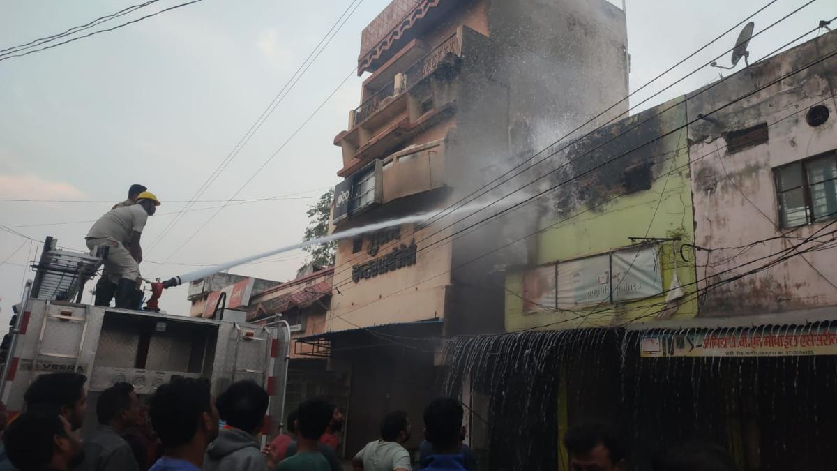 CG NEWS : दो दुकानों में लगी भीषण आग, सिलेंडर भी हुआ ब्लास्ट, लाखों का सामान जलकर खाक