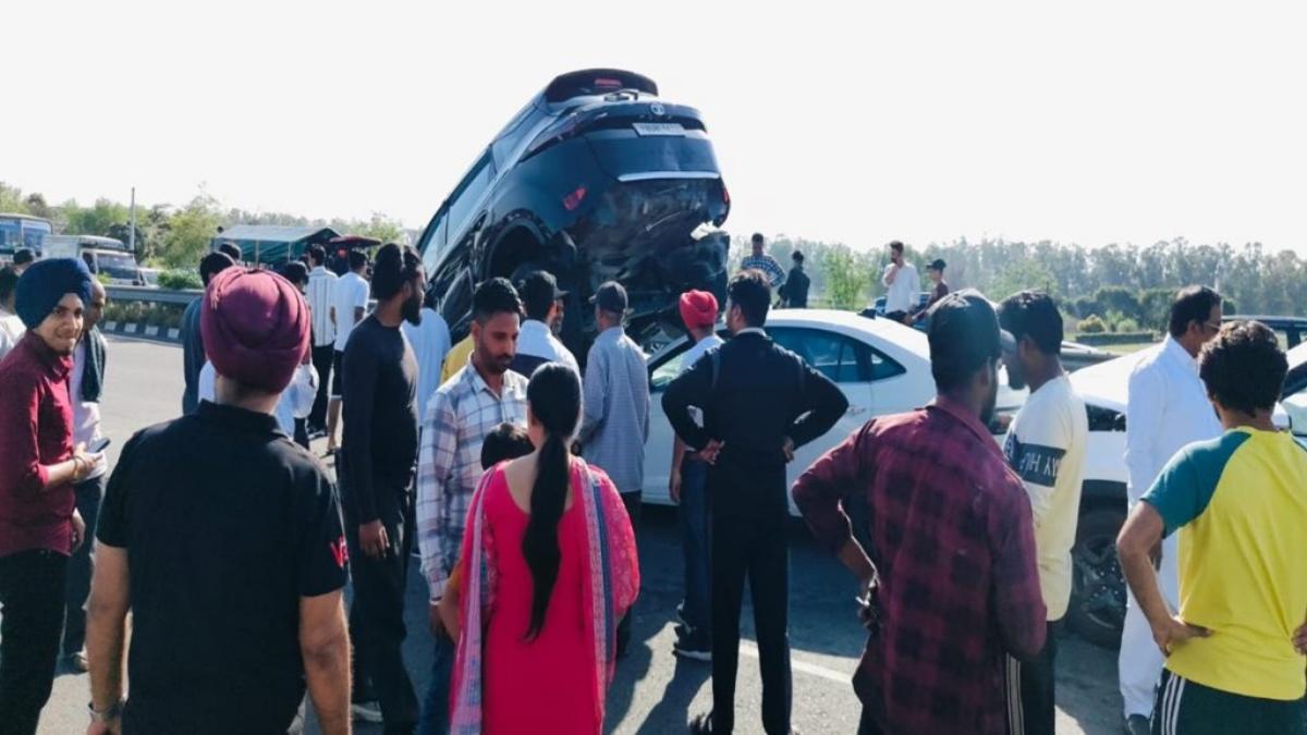 Punjab Accident News : हाईवे पर भीषण सड़क हादसा, एक साथ टकराई पांच गाड़ियां, कई घायल