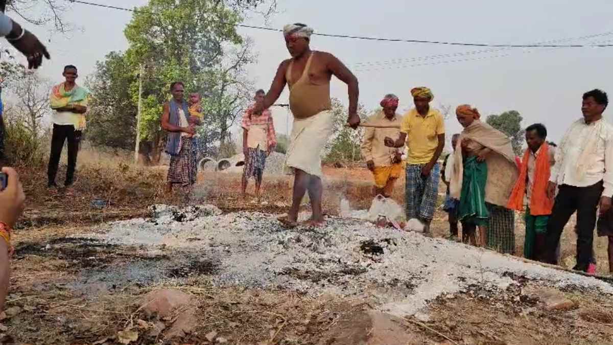 Holi Special : छत्तीसगढ़ के इस गांव में होलिका दहन के बाद धधकते अंगारे पर नंगे पाव चलते हैं लोग, प्राचीन काल से चली आ रही है यह परंपरा