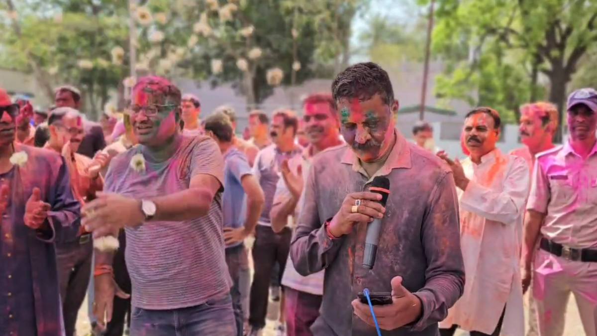 होली के दूसरे दिन पुलिस ने जमकर खेली होली, पुलिस कमिश्नर के गीतों पर थिरके पुलिसकर्मी