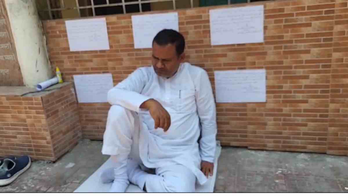 छत्तीसगढ़ कांग्रेस में कलह : देवेंद्र यादव को प्रत्याशी बनाने का विरोध, आमरण अनशन पर बैठे कांग्रेसी नेता, पार्टी दफ्तर में लगाया पोस्टर