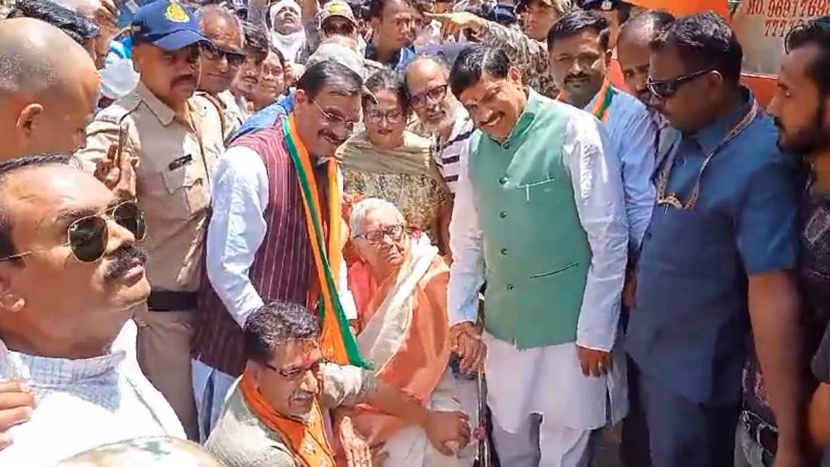 CM मोहन का एक अंदाज ये भी! पूर्व सांसद को व्हीलचेयर पर देख रथ से उतरे मुख्यमंत्री, मुलाकात कर खिंचवाई फोटो, Video वायरल