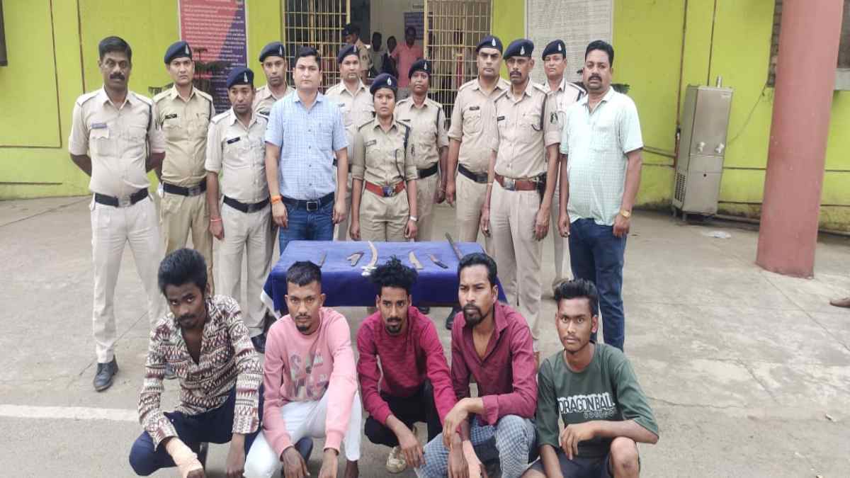 फरसा लहराना पड़ा भारी, पांच आरोपी गिरफ्तार, एक अब भी फरार