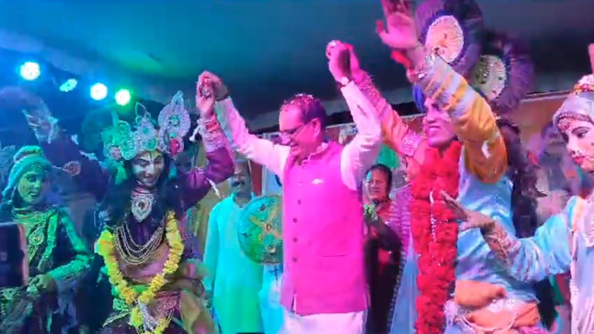 शिवराज का अनोखा अंदाज: मंच पर कलाकारों के साथ ‘मामा’ ने किया जमकर डांस, देखें Video