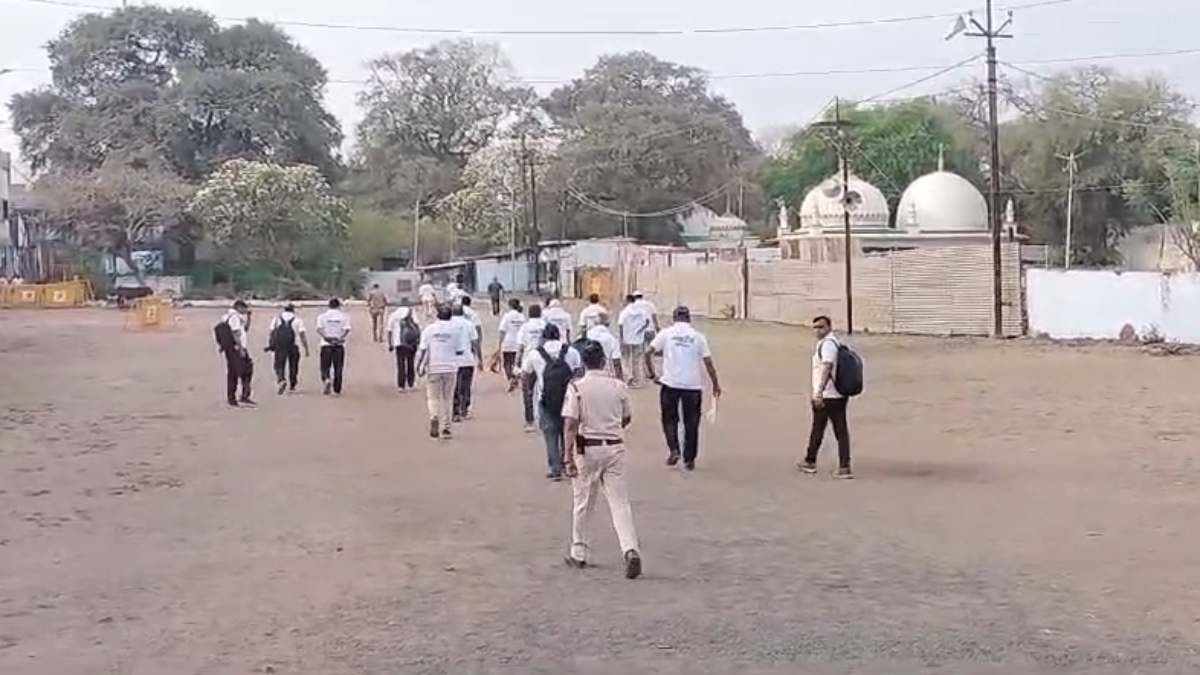 Dhar Bhojshala Survey: भोजशाला सर्वे का आज 9वां दिन, सुबह 8 बजे पहुंची ASI की टीम, दोनों पक्ष के लोग भी साथ गए, बाहर भारी संख्या में पुलिस बल तैनात